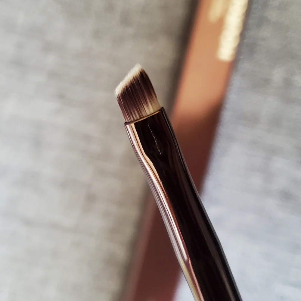 Hourglass Nº10 Angled Liner Brush